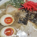 大龍ラーメン - 卓上の胡麻、胡椒、紅生姜を