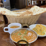 シタル サハリ - 料理写真:チキンマサラ＆プレーンナン。サラダとスープはサービス