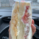 あさひや - 料理写真:我慢できずに車で食べたサンドイッチ。￥230ふと、隣見ると横の車のお兄さんも車内でパンにかぶりついていた(  ･᷄∀･᷅)･᷄∀･᷅)･᷄∀･᷅)www