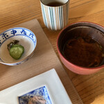 鉄板・懐石 くら馬 - 漬物と赤出汁