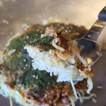 Gaku - 丁寧に焼かれた麺は表面はパリパリ、一番中心に微かに残る軟らかさ、正に逆アルデンテな仕上がり
                        キャベツも十分に蒸し焼きにされ甘さが拡がりますし、お肉のカリッとした食感や旨みも非常にバランスが取れています