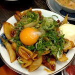 串屋横丁 - 味噌焼きホルモン黄卵乗せ　520円