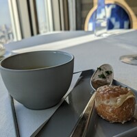 シグネチャー - アミューズ。左から南瓜のスープ、栗のクリーム、チーズのシュークリーム。