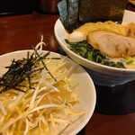 ゴル麺。 - 塩豚骨ラーメンとねぎ丼セット