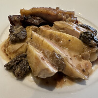 アーティショー - 七面鳥、手羽先、レバー、ハツ、モリーユ茸、エビとリコッタチーズのラビオリ。