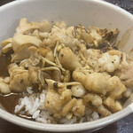 Sutamina Kariya - ホルモンとえのき混ぜて焼いて、丼にご飯よそってドテ煮かけて、焼いたホルモン投入！美味い！最初にご飯持ってきちゃうとご飯冷めるからホルモン焼いてから。