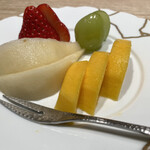 てんぷら 近藤 - デザートの果物は、シャインマスカット　ラ・フランス　マンゴー　イチゴ