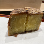 てんぷら 近藤 - 近藤さんと言えばサツマイモ、というくらいの名物だ。甘くて熱々で歯応えあってうまい!半分は自宅に持ち帰り家人に進呈