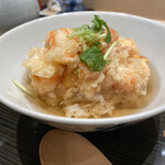 てんぷら 近藤 - 最後に天茶を堪能。小柱と海老の旨みが溢れ出る最高の締めご飯