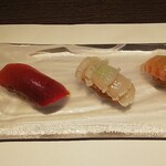 恵比寿 和食 三葉 - スタートは握り寿司３貫（左から漬け鮪、こういか、はた）