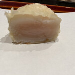 てんぷら 近藤 - ホタテ、芯がレアな状態。食感と旨みが強烈