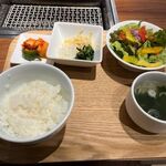 yakinikudainingugyuubee - ご飯と小鉢２種、サラダ、スープ