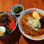 平和旭川本店 - 料理写真:味噌ホルモンラーメン(ハーフ) & 5種ぶた丼(ハーフ)