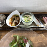 階段ノ上ノ食堂 - 生牡蠣　木の子と白菜　自家製豆腐　小肌握り　蕪と山葵の茎のお漬物