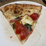 ピッツェリア イル・タンブレッロ - 姫トマトは甘い、生地の歯応えも心地良い