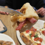 ピッツェリア イル・タンブレッロ - 燻製香とサラミなどの美味さが合体してとても美味しい