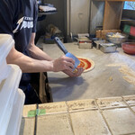 ピッツェリア イル・タンブレッロ - ガーリックを切る