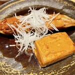 Sushi Sakaya Charin - なめたカレイ煮。玉子も付いていて旨し。