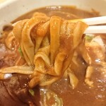 手打ちそば さくら - 濃厚肉カレー汁からネジレ太蕎麦リフト