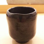 鮨 神楽 - 楽の筒茶碗のような湯のみ