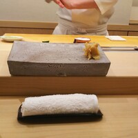 鮨 神楽 - ご店主　望月さんの目の前・・・！