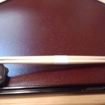 ナマズの箸置きが可愛らしい。