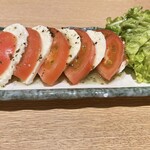 モッツァレラとトマトスライスのカプレーゼ