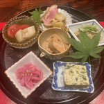 賛否両論 - 八寸
      合鴨ロース　下仁田ネギ粒マスタードあえ
      白子の炙り　味噌仕立て
      九条ネギのにせいどうふ
      赤玉ねぎの甘酢漬け
      フルーツトマトと帆立とモズクの酢の物
      あん肝の旨煮