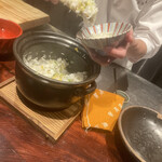 賛否両論 - ご飯物
      しらすとオレンジ白菜の炊き込みご飯ご飯物
      笠原シェフによそってもらう