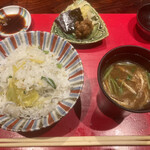 賛否両論 - ご飯物
      しらすとオレンジ白菜の炊き込みご飯
      油揚げのお味噌汁
      香の物