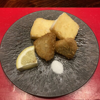賛否両論 - 揚げ物
                    海老の揚げしんじょう
                    海老芋の揚げ物
                    