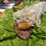 焼肉やまと - トンガラシをサンチュで巻く