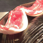 炭焼き成吉思汗 いし田 - ランプは玉ねぎにのせて焼く