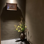 鉄板・懐石 くら馬 - 廊下の生花も風情があります。