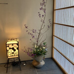 鉄板・懐石 くら馬 - エントランス付近の生花