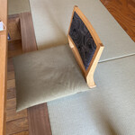 鉄板・懐石 くら馬 - 掘り炬燵の座席。下には床暖房が施され暖かい。