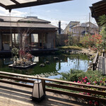 鉄板・懐石 くら馬 - 中庭の池を囲んで、色々なお部屋が配置。