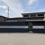 鉄板・懐石 くら馬 - 駐車場から建物を見る。駐車場からの入口からの方が、玄関は近い。