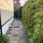鉄板・懐石 くら馬 - エントランスから石畳みを通って…