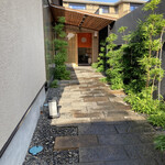 鉄板・懐石 くら馬 - 入口にアプローチ！