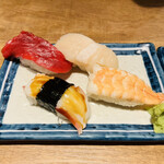 寿司と天ぷら ニューツルマツ - 握り（マグロ、ホタテ、海老、タコ）