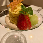 ジャンティーユ - パフェの構成　
      　・安納芋のモンブラン
      　・ほうじ茶のエスプーマ
      　・ナッツとキャラメルアイス
      　・赤ワインのゼリー