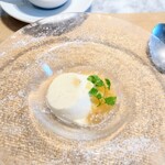 La Brianza - パンナコッタりんごのソース。出来立てのタイミングいただけて嬉しい☆ りんごのシャキシャキ感とさわやかさと季節感、ミルキーリッチなパンナコッタも美味しかった～(*˘︶˘*).｡.:*♡