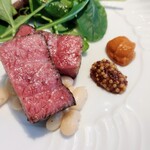 La Brianza - 北海道産黒毛和牛内もも炭火焼き檜の香りロメスコソースタスマニア産粒マスタード。