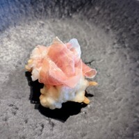 La Brianza - 鱧フリットスペイン産ハモンセラーノ。ふっくら鱧のさっくりフリットにとろけるハモンセラーノの塩味が絶妙いい感じ☆ ハムの旨み甘みが鱧の淡白さと相性バツグン!!ね＼(^o^)／