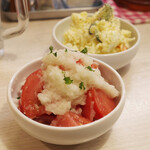 トンテキ食堂8 - トマトのサラダ(450円)とぽてとサラダ(400円)