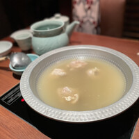 博多華味鳥 銀座4丁目店 - 水炊き。最初からぶつ切りがひとり２個投入されています。