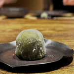 温石 - 手作りの春菊餅♫
      春菊をお餅にするなんて発想、普通なのかしら。
      これ、中の程よい甘さのあんこと一緒に、香りもバランス良く、猛烈に美味しい〜。