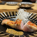 温石 - じゃーん！
      温石さんへ来たら、これをいただかないと帰れません！
      弾力と噛むほどに染み出す金目独特の味わい、そして、この実山椒のソースが素晴らしく、とても完成された一皿です。