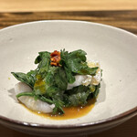 温石 - こちらはきっと新たなお皿、イトヨリの油香蒸し。
      優し目の春菊、自家製の柚子胡椒、黄身醤油で、珍しく多層ですが、これまた流石の美味しさ！